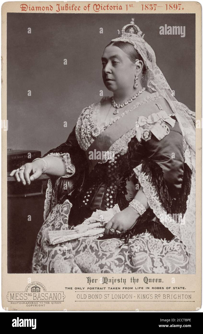 Regina Vittoria (1819-1901), Regina del Regno Unito dal 1837 fino alla sua morte, mostrata nel Giubileo del Diamante (60° anniversario) del suo regno. Questa carta fotografica del 1897 di Bassano di Londra e Brighton afferma che questa fotografia è 'l'unico ritratto preso dalla vita in abiti di stato'. Foto Stock