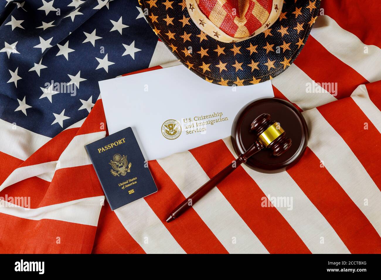 Deportazione degli Stati Uniti immigrazione giustizia e concetto di legge bandiera americana ufficiale Dipartimento USCIS Dipartimento di sicurezza interna Stati Uniti cittadinanza Foto Stock