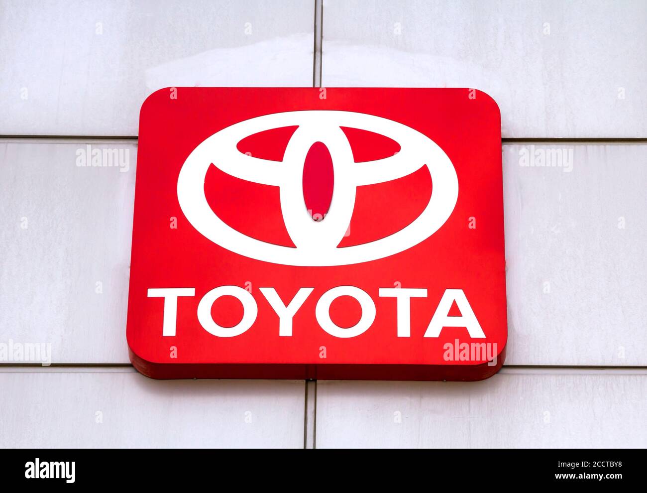 Cartello Toyota. Toyota è il leader mondiale del mercato delle vendite di veicoli elettrici ibridi. Foto Stock