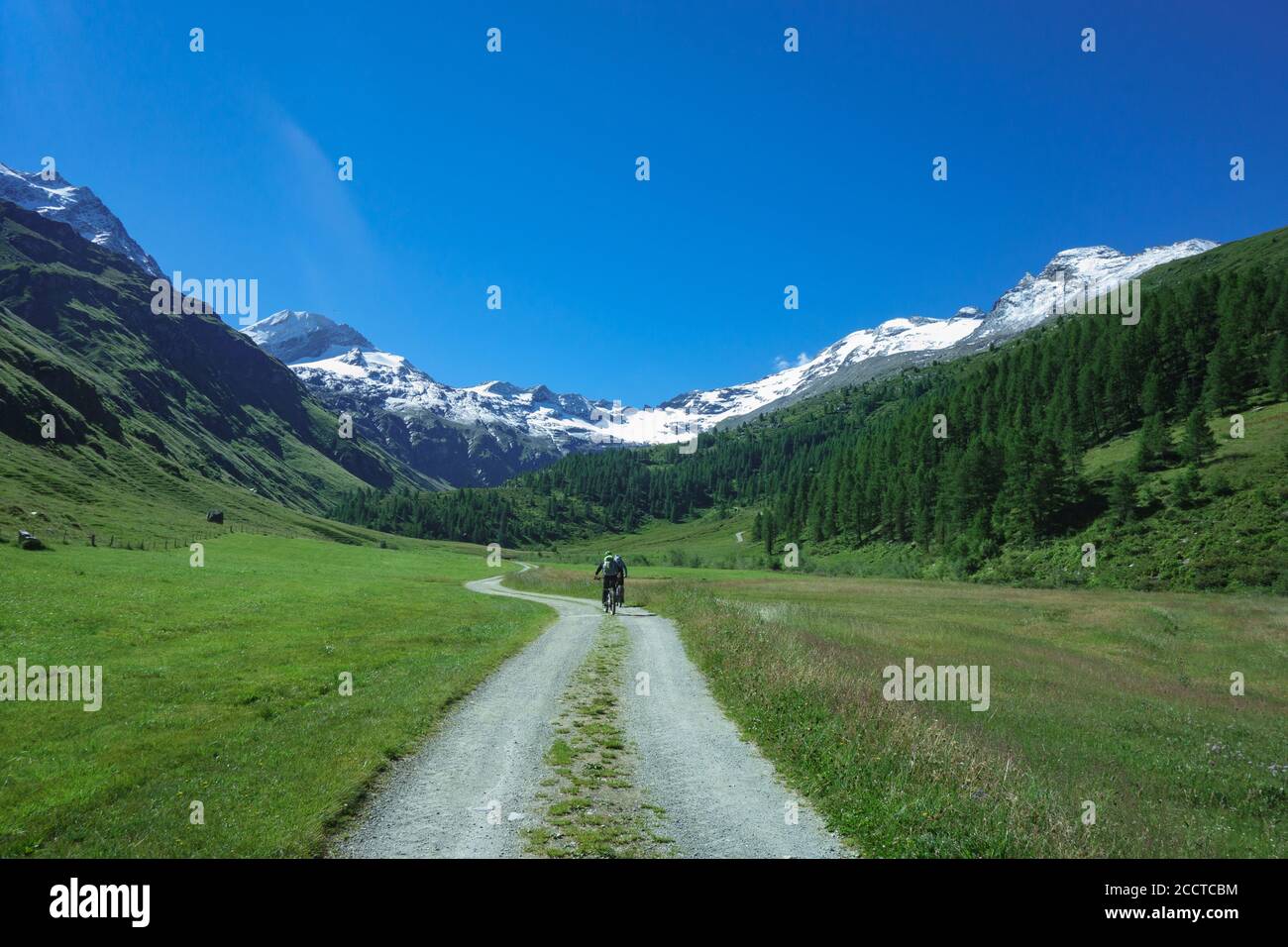 Strada sterrata in alta montagna in mountain bike Foto Stock