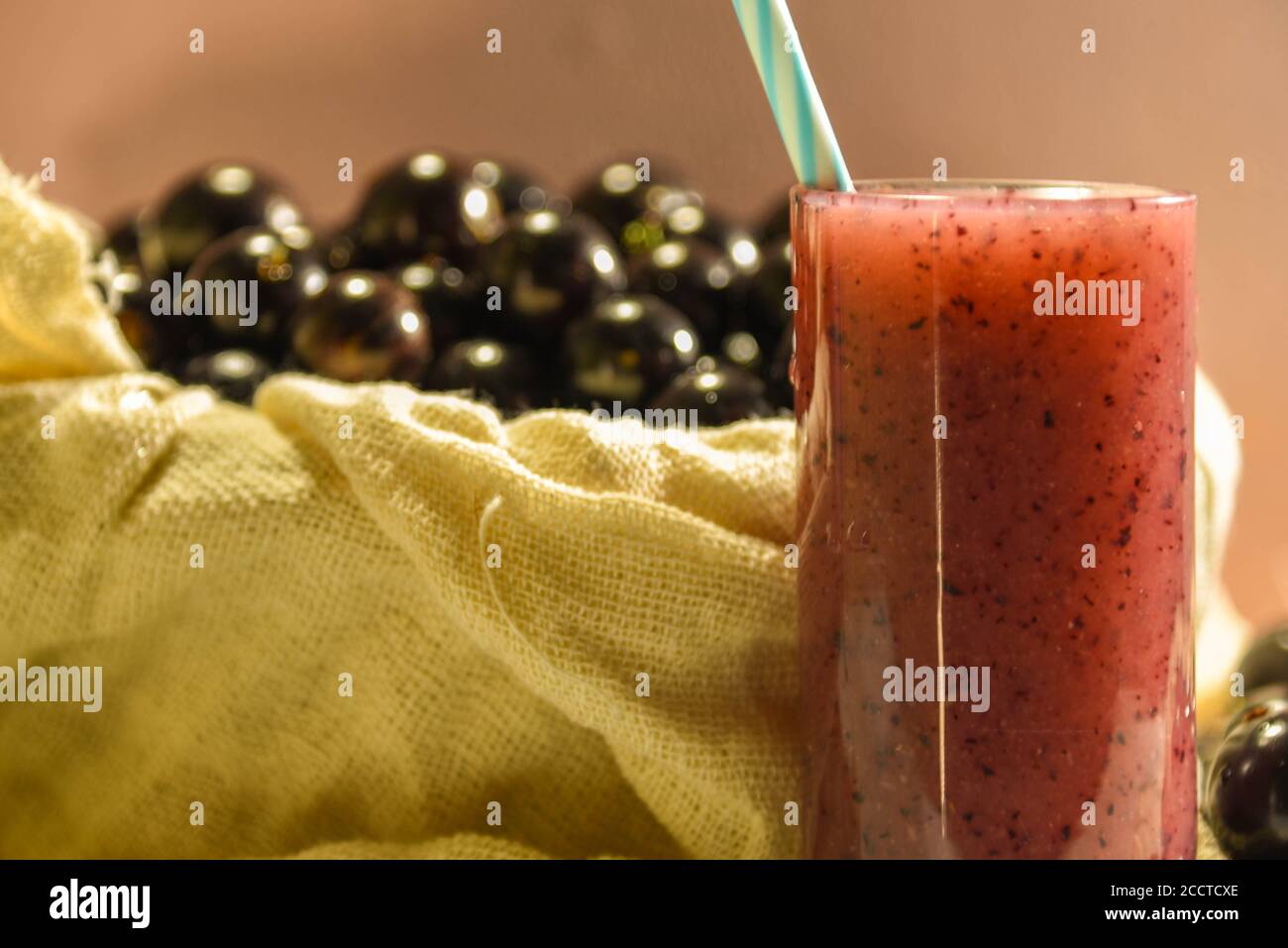 Frutta fresca e bicchiere di succo di jaboticaba. Jabuticaba è un frutto originario del Brasile. Originaria della foresta atlantica, ha caratteristiche insolite Foto Stock