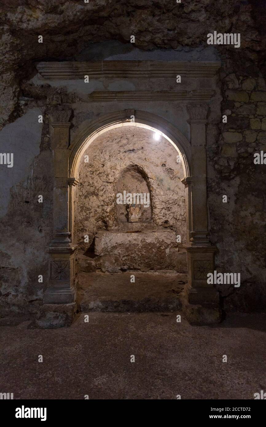 Cripta di Santa Restituta a Cagliari. La cripta è in parte una grotta naturale, in una misura scavata nella roccia; si trova sotto la chiesa di S. Foto Stock