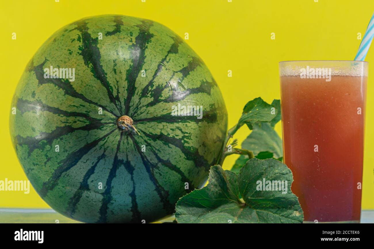 Frutta in metà di cocomero (Citrullus lanatus). L'anguria è considerata uno dei frutti più completi per il corpo. Ricco di vitamine, contribù Foto Stock