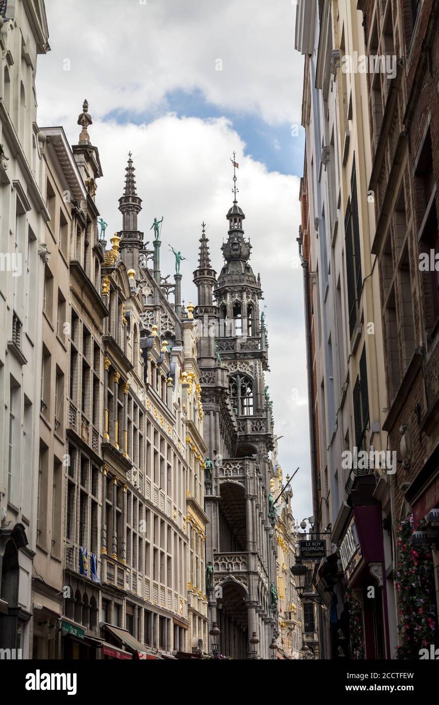 La Grand Place e la Maison du Roi, un edificio in stile neo-gotico del XIX secolo, che ospita il Museo della Città di Bruxelles. Foto Stock