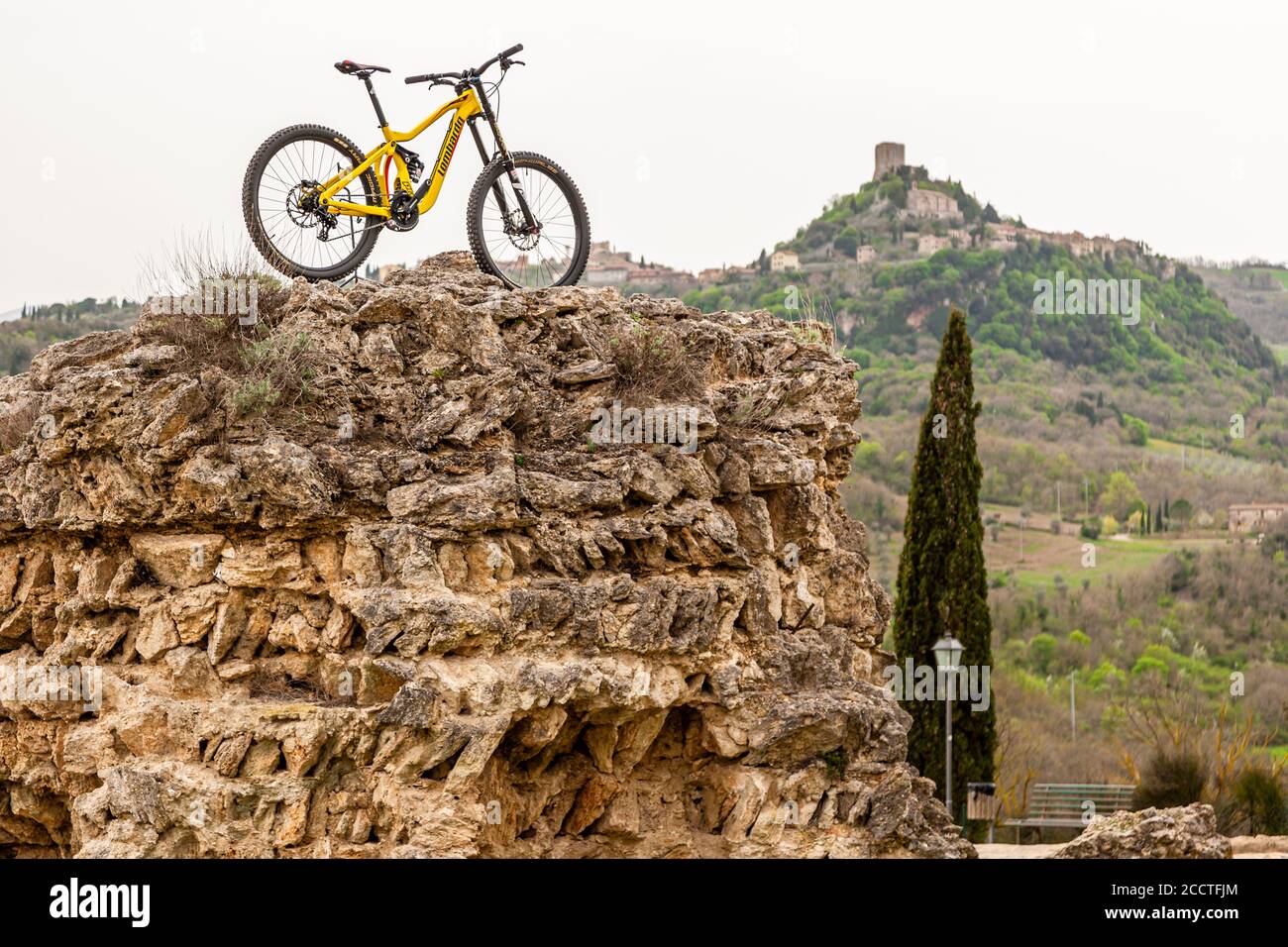 Mountain bike parcheggiata su una vetta rocciosa a bagno Vignoni, Val d'Orcia, Italia Foto Stock