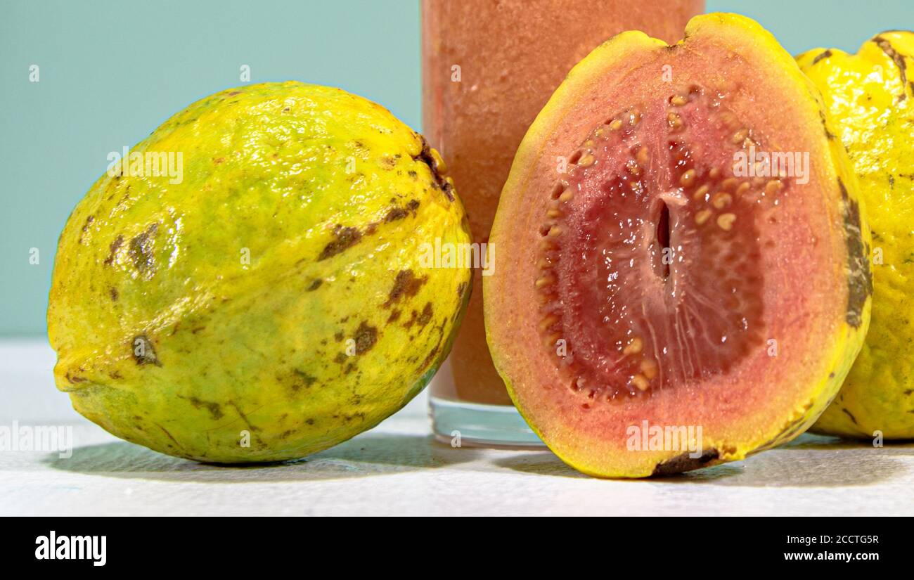 Succo di guava. Frutta fresca. Guave a metà. Energia e bevanda naturale. Bevanda energetica e detox. Cibo sano e naturale. Frutti tropicali. Foto Stock