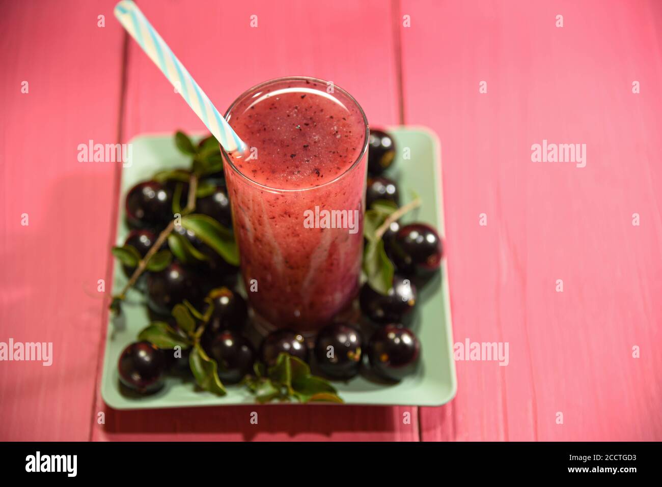 Succo di Jabuticaba. Bevanda naturale e disintossicazione. Bevanda rinfrescante ed esotica. Frutta con poche calorie e carboidrati. Fonte di nutrienti come vitamina C, Foto Stock