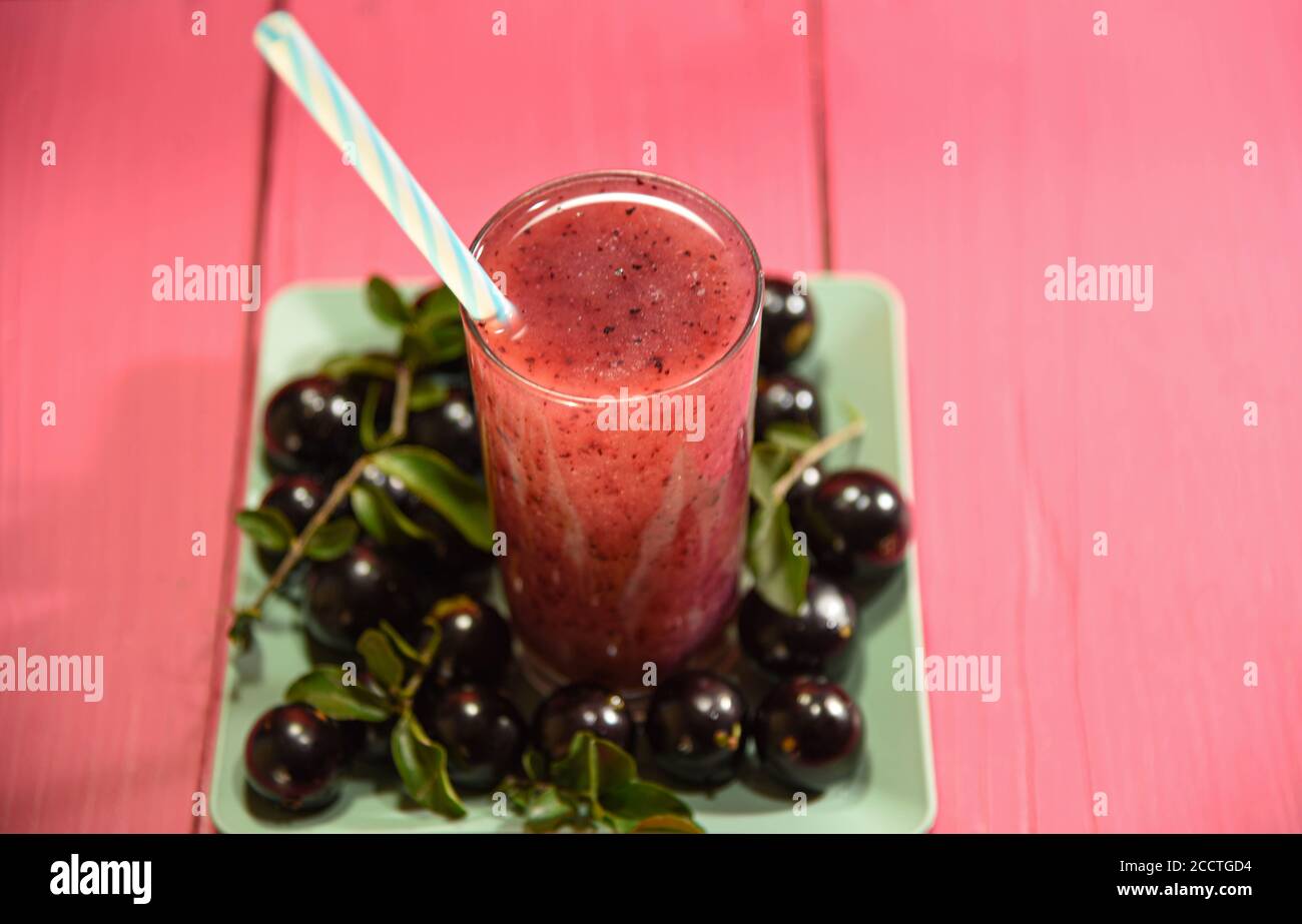 Succo di Jabuticaba. Bevanda naturale e disintossicazione. Bevanda rinfrescante ed esotica. Frutta con poche calorie e carboidrati. Fonte di nutrienti come vitamina C, Foto Stock