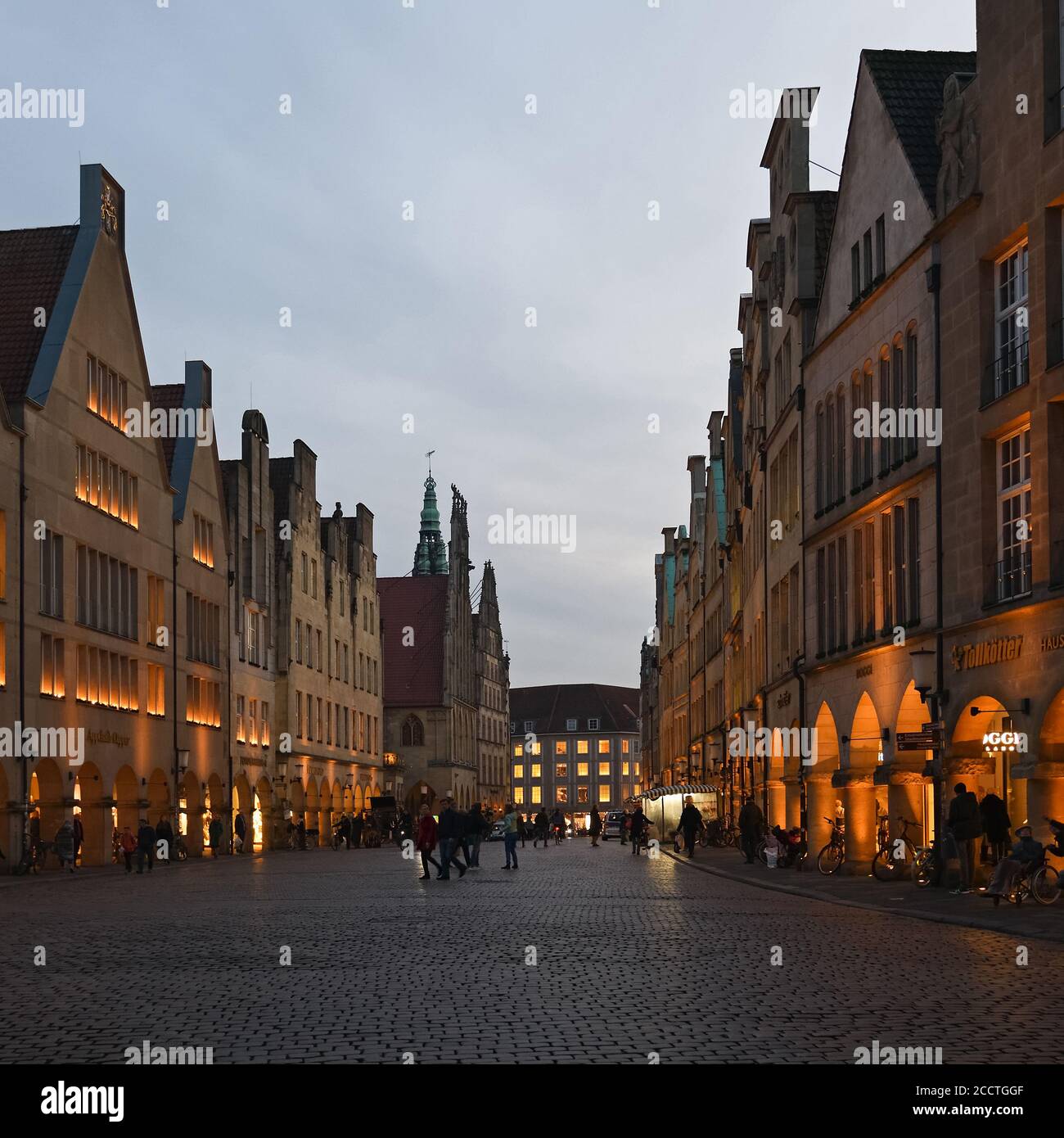 Muenster, Prinzipalmarkt al crepuscolo, ora blu, case illuminate a timpano, via dello shopping di lusso, vista sull'antica strada acciottolata, Germania, Europa. Foto Stock