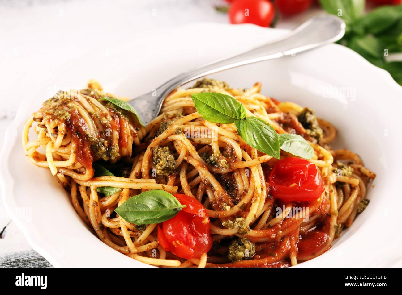 Piatto di deliziosi spaghetti alla Bolognaise o bolognese con salato sminuzzato salsa di manzo e pomodoro guarnita con parmigiano Foto Stock