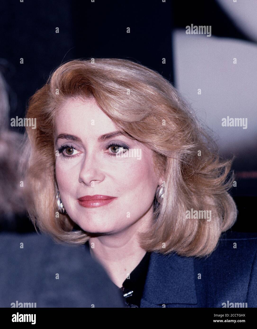 Catherine Deneuve che promuove il suo profumo nel grande magazzino Macys a San Francisco California, 1988 Foto Stock