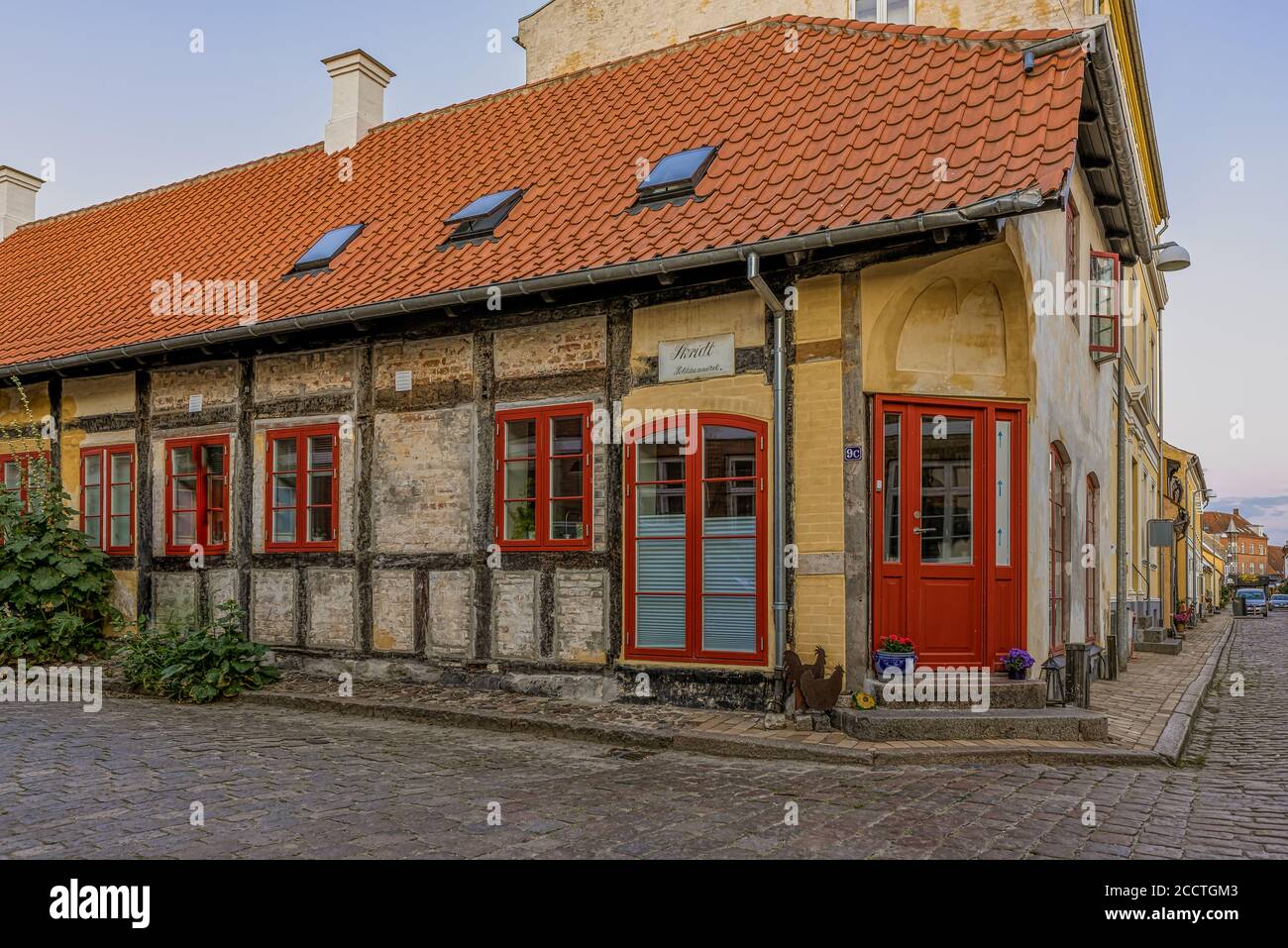 Una vecchia casa idilliaca ristrutturata a graticcio a Faaborg, Danimarca, 17 agosto 2020 Foto Stock