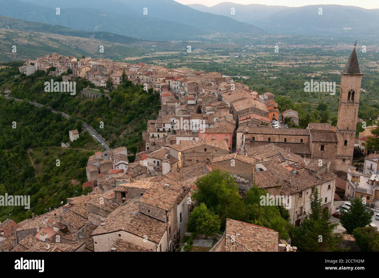 Vista sul bellissimo villaggio di Pacentro, Italia Foto Stock