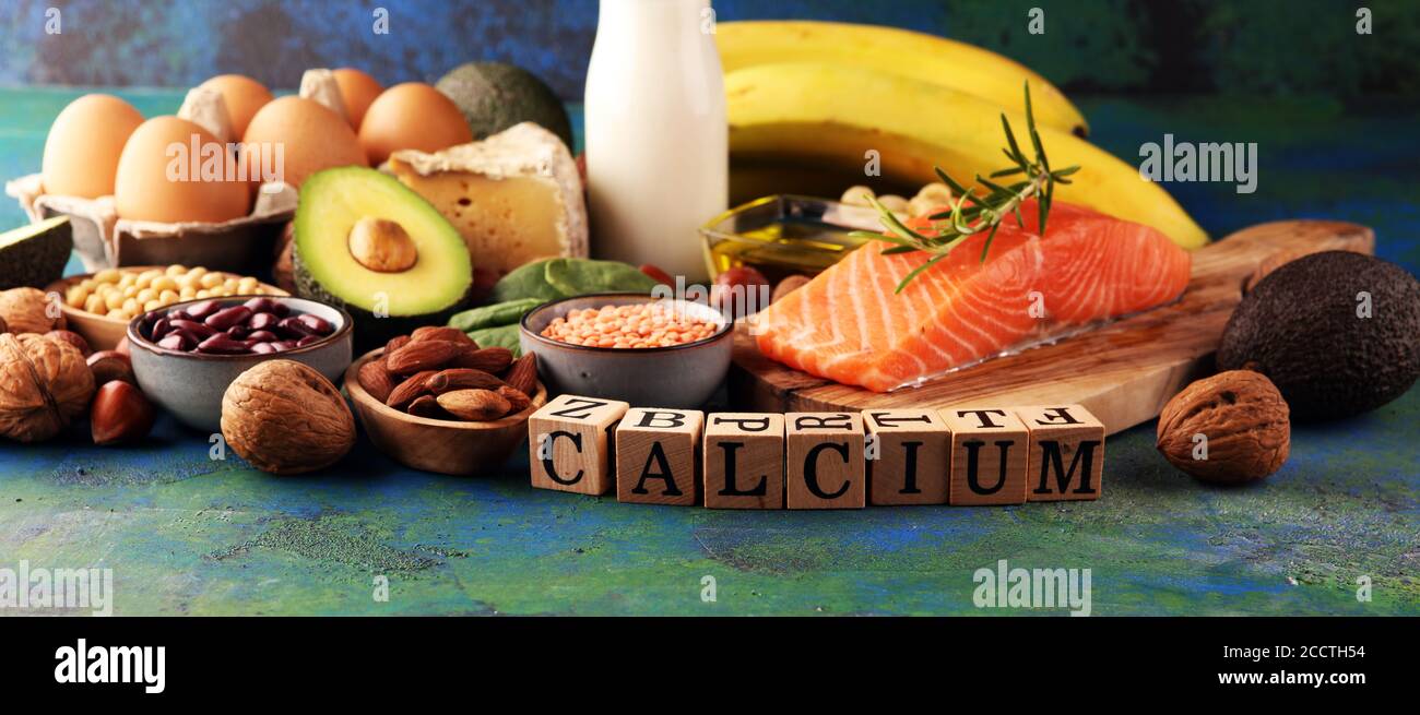 Migliori fonti di alimenti ricchi di calcio. Mangiare sano. Cibi ricchi di calcio come fagioli, mandorle, nocciole, foglie di spinaci, formaggio e latte Foto Stock