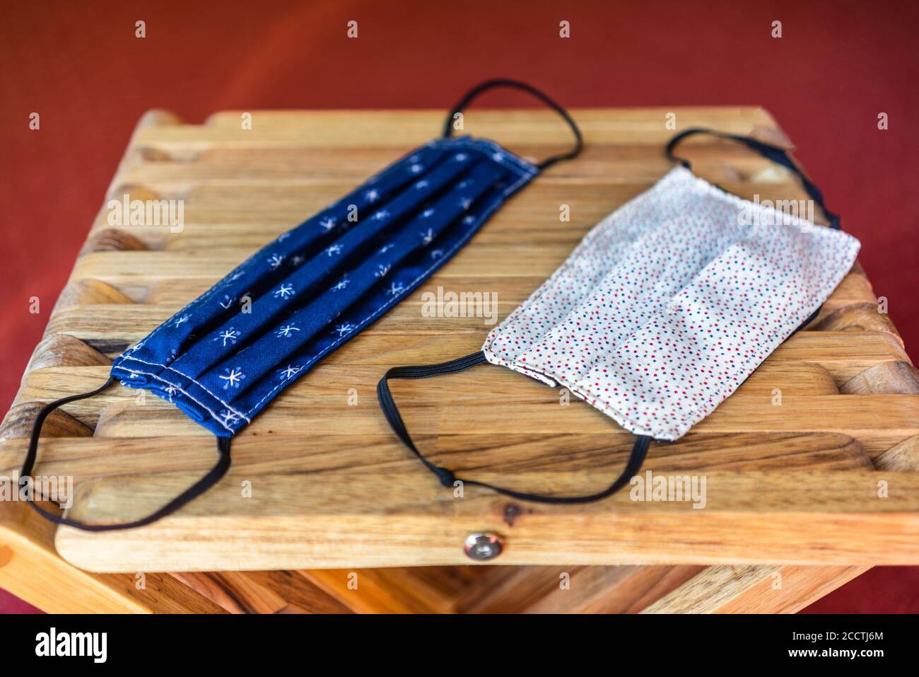 Due colorati tessuti fatti a mano / maschere in cotone / viso coperture Foto Stock