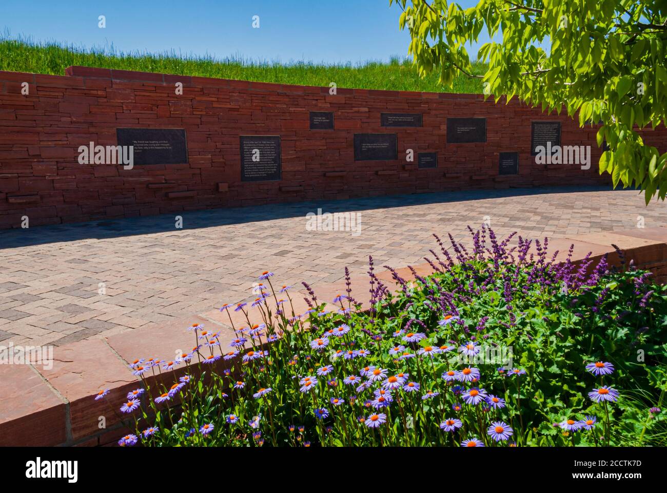 Una sezione del bel Columbine High School Memorial che mostra le targhe, Littleton Colorado USA.1999 è stato l'anno del primo tiro di massa della scuola. Foto Stock