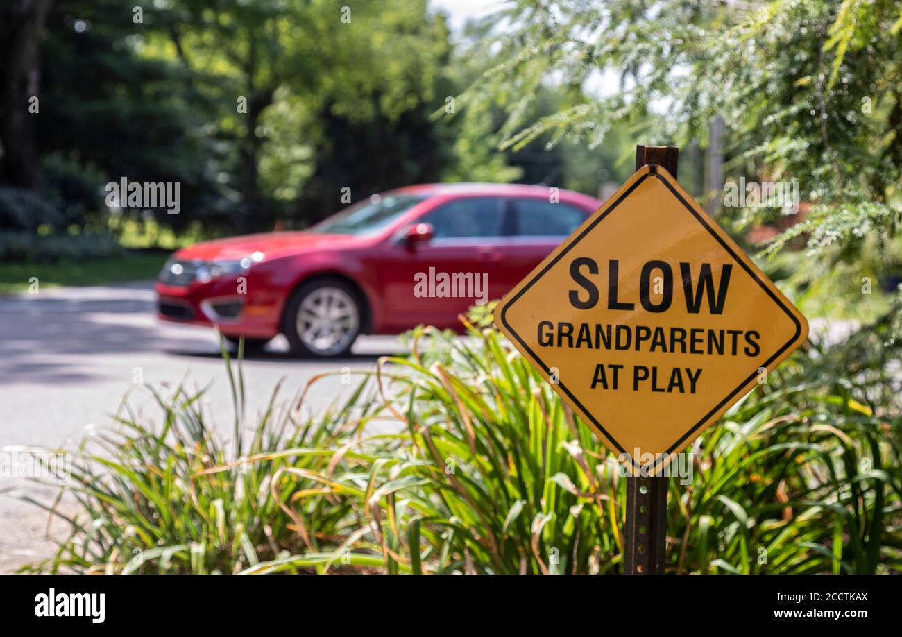 Union Pier, Michigan - un cartello stradale non ufficiale che avverte dei "nonni in gioco" in una comunità di vacanze vicino al lago Michigan. Foto Stock