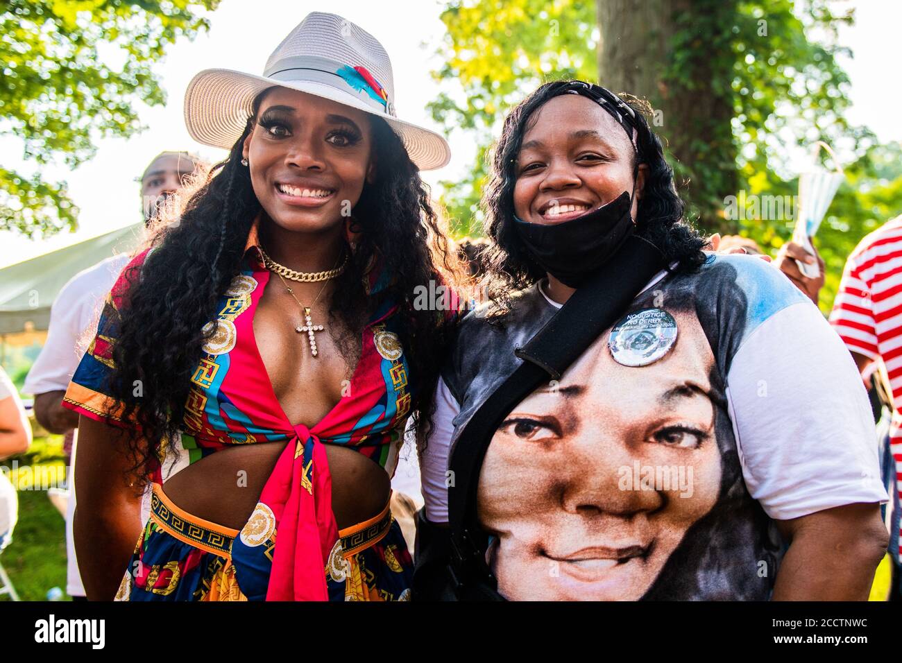 Louisville, Stati Uniti. 23 agosto 2020. LOUISVILLE, Kentucky- 23 AGOSTO: Yandy Smith-Harris e Tamika Palmer, la madre di Breonna Taylor frequentano il Bre-B-Q durante il secondo giorno di BreonnaCon a Shawnee Park il 23 agosto 2020 a Louisville, Kentucky, dopo la morte di Breonna Taylor . (Foto di Chris Tuite/ImageSPACE) Credit: Imagespace/Alamy Live News Foto Stock