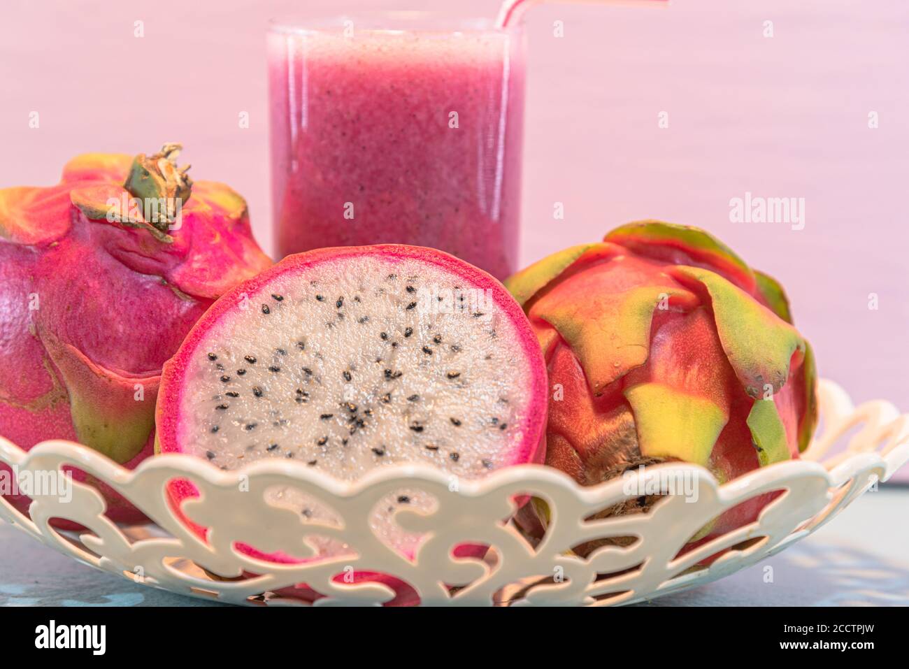 Succo di Pitaya e frutta. Pitaya (nome scientifico Cereus undatus) è un frutto che cresce su piccoli alberi e proviene dal Messico e dall'America Centrale. Es Foto Stock