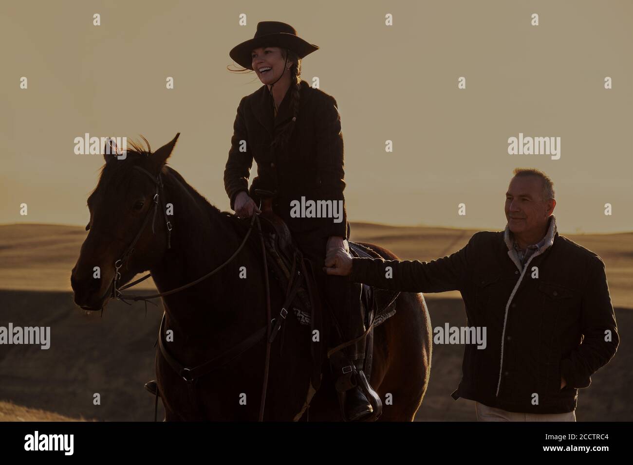 DATA DI USCITA: 6 novembre 2020 TITOLO: Let Him Go CASA DI PRODUZIONE: Focus Features REGISTA: Thomas Bezucha TRAMA: Uno sceriffo in pensione e sua moglie, afflitto per la morte del loro figlio, si sono dati alla ricerca del loro unico nipote. PROTAGONISTA: KEVIN COSTNER come George Blackledge, DIANE VANE come Margaret Blackledge. (Immagine di credito: © funzioni di messa a fuoco/immagini di intrattenimento) Foto Stock