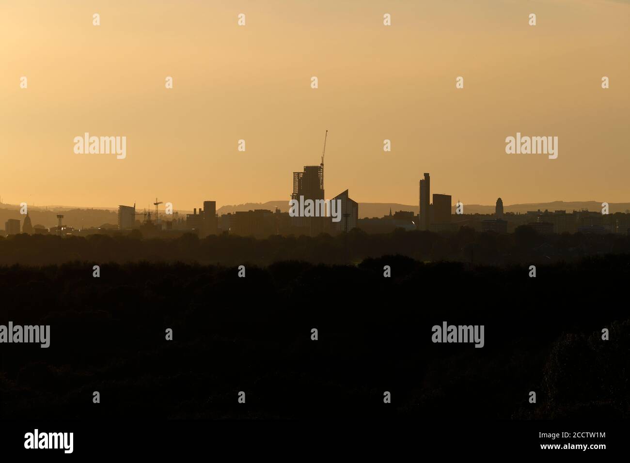 Profilo dello skyline di Leeds City al tramonto. Foto Stock