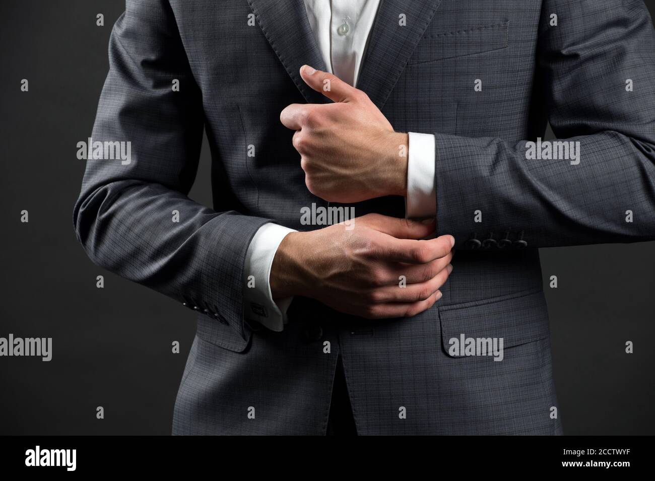 Lunghezza manicotto corretta. Ogni dettaglio conta. Giacca perfetta vestibilita. Abbigliamento formale in stile business. Uomo mani che regolano business suit primo piano. Stile formale. Gli uomini d ...