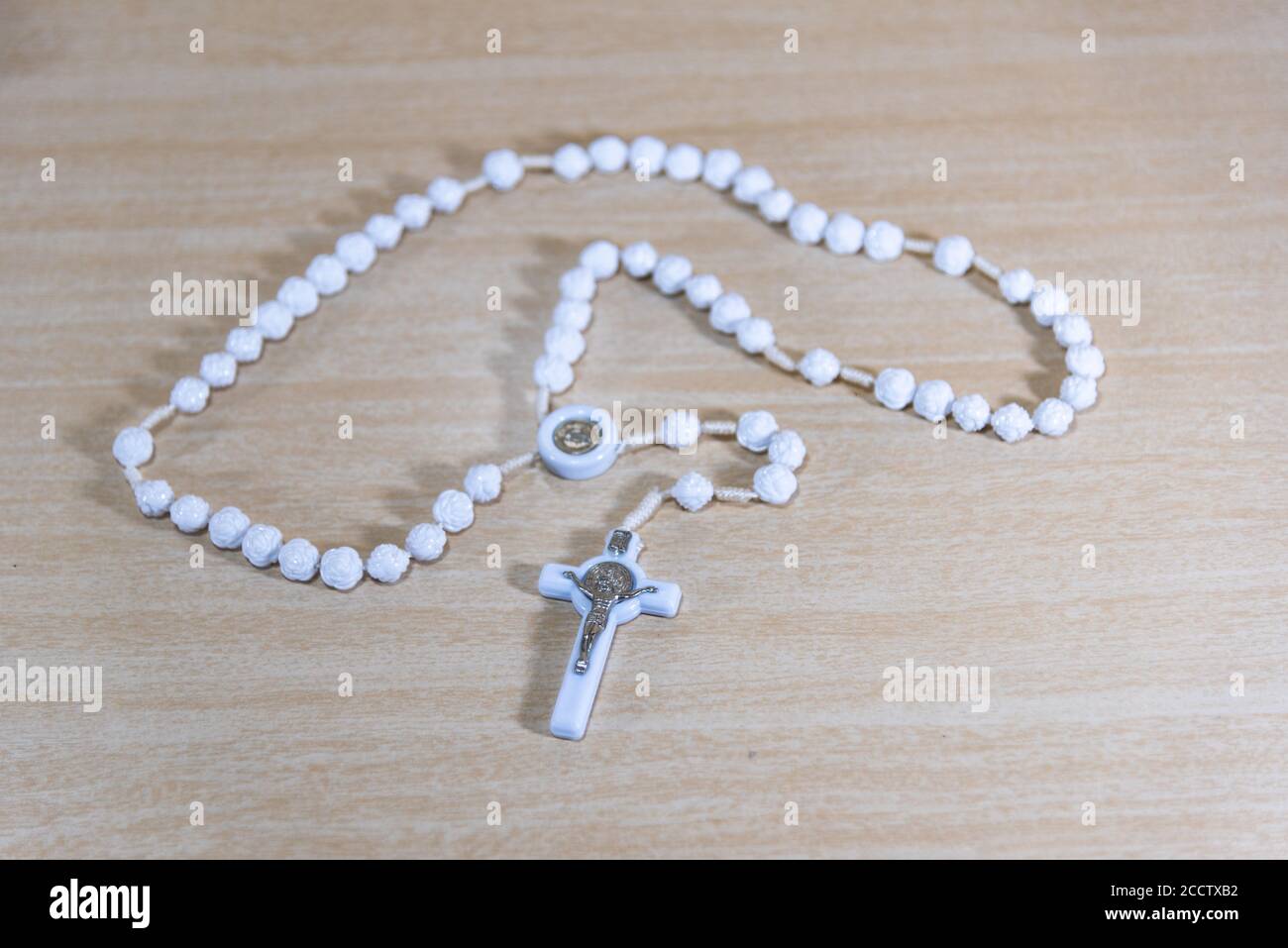 Rosario e crocifisso religioso. Simboli del cattolicesimo. Il