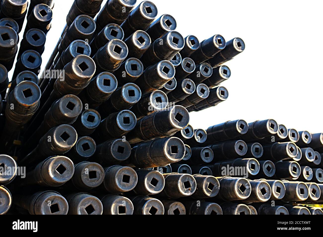 Pila di tubo di perforazione nuovo su rack Foto Stock