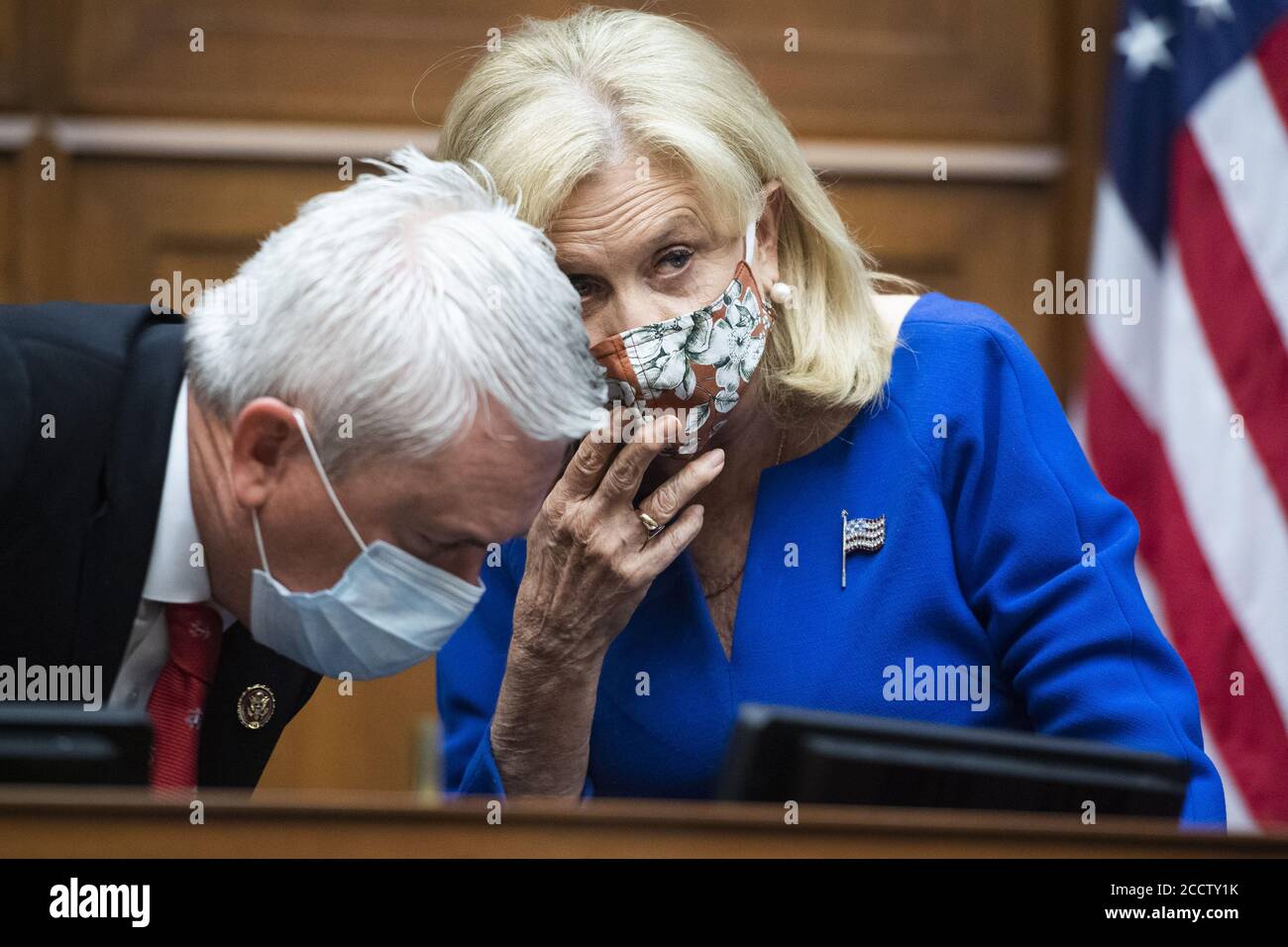 Washington, Stati Uniti. 24 Agosto 2020. La presidente Carolyn Maloney, D-N.Y., e il membro della classifica Rep. James Comer, R-Ky., conferiscono come testimoniano il Postmaster generale Louis DeJoy durante l'audizione del Comitato per la supervisione e la riforma della Camera sui rallentamenti del servizio postale in vista delle elezioni di novembre su Capitol Hill a Washington, DC lunedì 24 agosto 2020. Foto in piscina di Tom Williams/UPI Credit: UPI/Alamy Live News Foto Stock