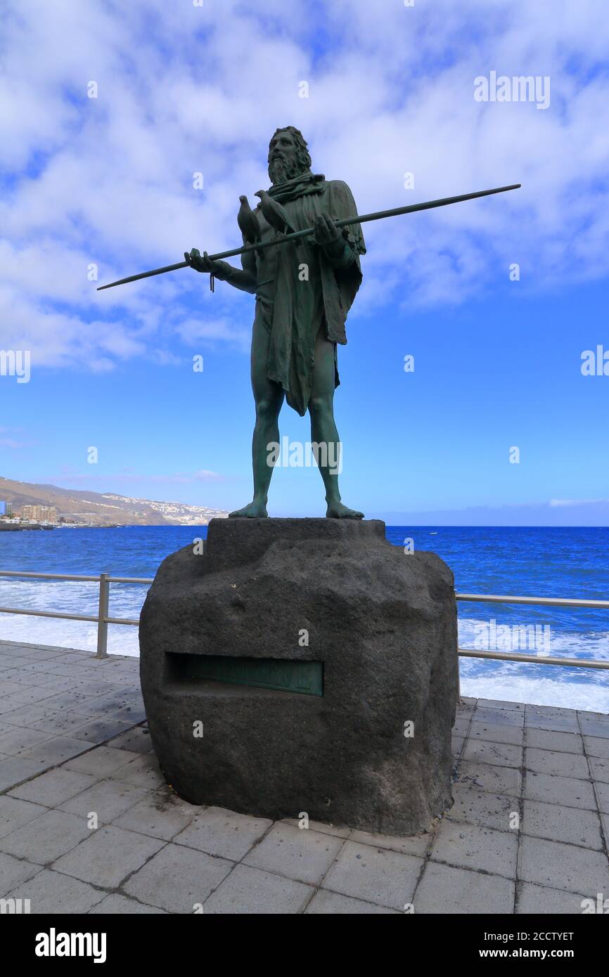 Statua di una Guanche situata a Candelaria, Tenerife, Isole Canarie, Spagna. Foto Stock