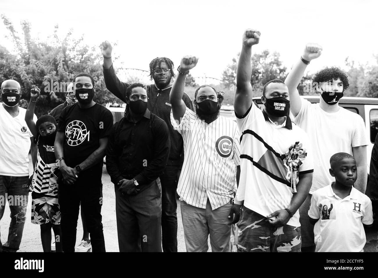 Louisville, Stati Uniti. 22 agosto 2020. LOUISVILLE, KENTUCKY - 22 AGOSTO: Membri del National Patriotic Defense Team, un ramo del gruppo di milizie di estrema destra, i tre Percenters si trovano nei pressi dell'evento di empowerment femminile taylor-made a Vibes, presentato da Until Freedom per "assicurarsi che le cose rimangano pacifiche il giorno uno di BreonnaCon a Louisville, Kentucky, il 22 agosto 2020. (Foto di Chris Tuite/ImageSPACE) Credit: Imagespace/Alamy Live News Foto Stock