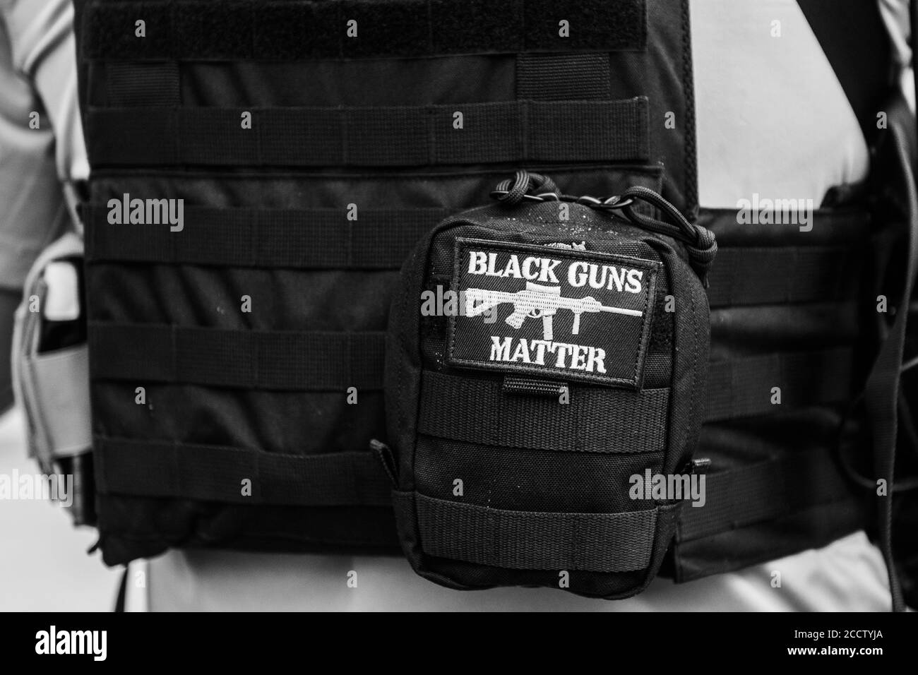 Louisville, Stati Uniti. 22 agosto 2020. LOUISVILLE, KENTUCKY - 22 AGOSTO: Membri del National Patriotic Defense Team, un ramo del gruppo di milizie di estrema destra, i tre Percenters si trovano nei pressi dell'evento di empowerment femminile taylor-made a Vibes, presentato da Until Freedom per "assicurarsi che le cose rimangano pacifiche il giorno uno di BreonnaCon a Louisville, Kentucky, il 22 agosto 2020. (Foto di Chris Tuite/ImageSPACE) Credit: Imagespace/Alamy Live News Foto Stock