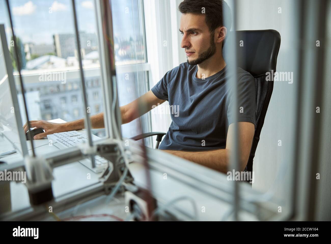 Studente maschile concentrato che lavora in un laboratorio Foto Stock