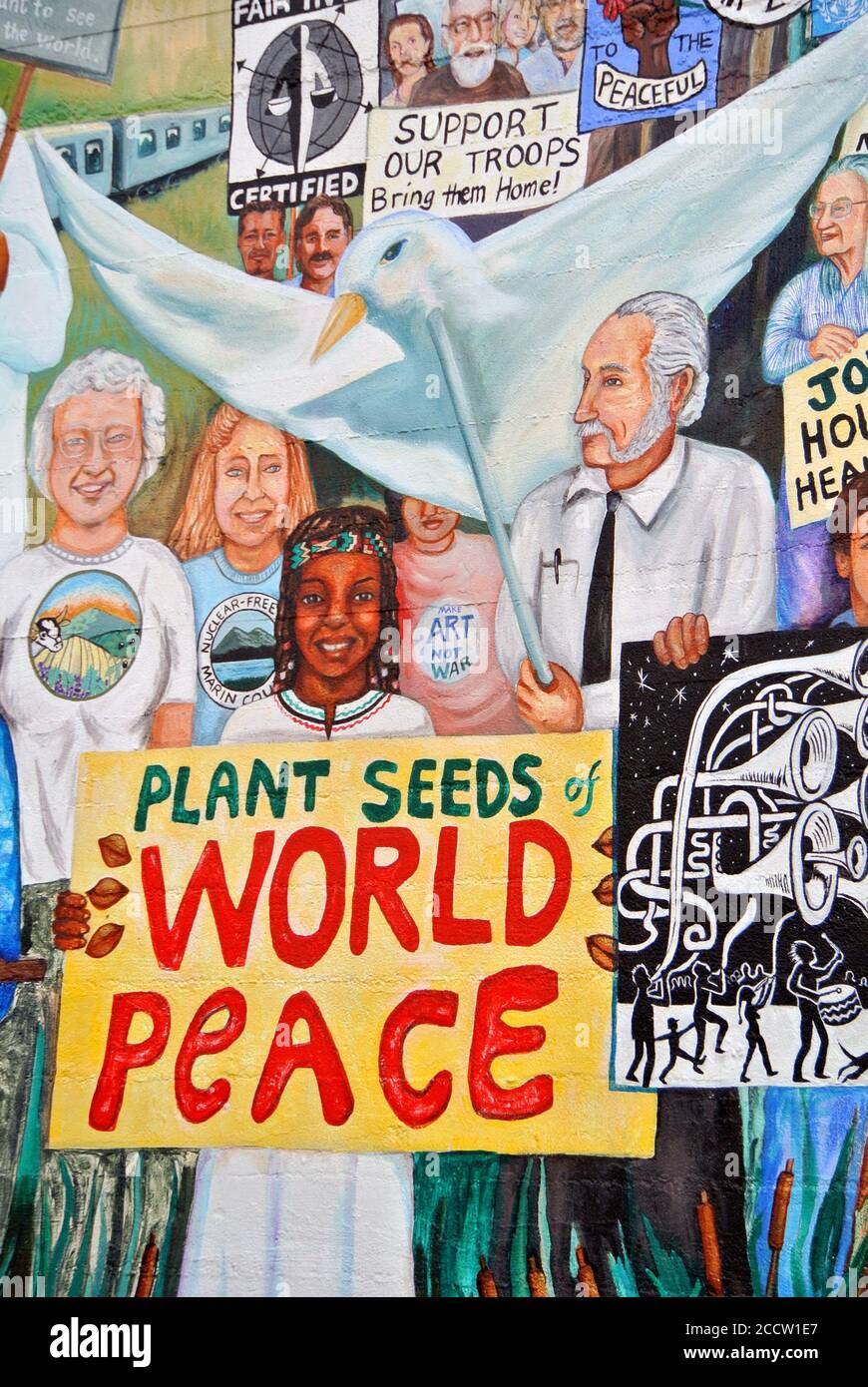 la pittura murale a fairfax california sostiene la pace mondiale , i lavori e portare le truppe a casa Foto Stock