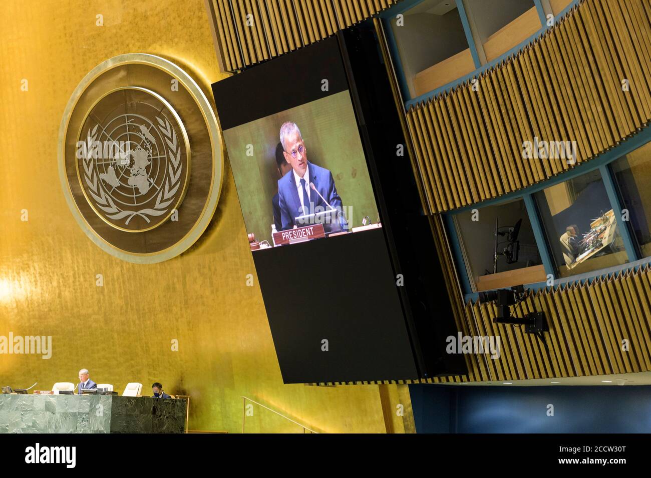 (200824) -- NAZIONI UNITE, 24 agosto 2020 (Xinhua) -- Burhanudeen Gafoor (sullo schermo), Rappresentante permanente di Singapore presso le Nazioni Unite, presiede la trentesima riunione degli Stati parti della Convenzione delle Nazioni Unite sul diritto del mare presso la sede delle Nazioni Unite a New York, il 24 agosto 2020. Lunedì gli Stati parti della Convenzione delle Nazioni Unite sul diritto del mare hanno eletto sei membri del Tribunale internazionale per il diritto del mare (ITLOS), organo intergovernativo istituito dalla Convenzione. (Manuel Elias/un Photo/Handout via Xinhua) Foto Stock