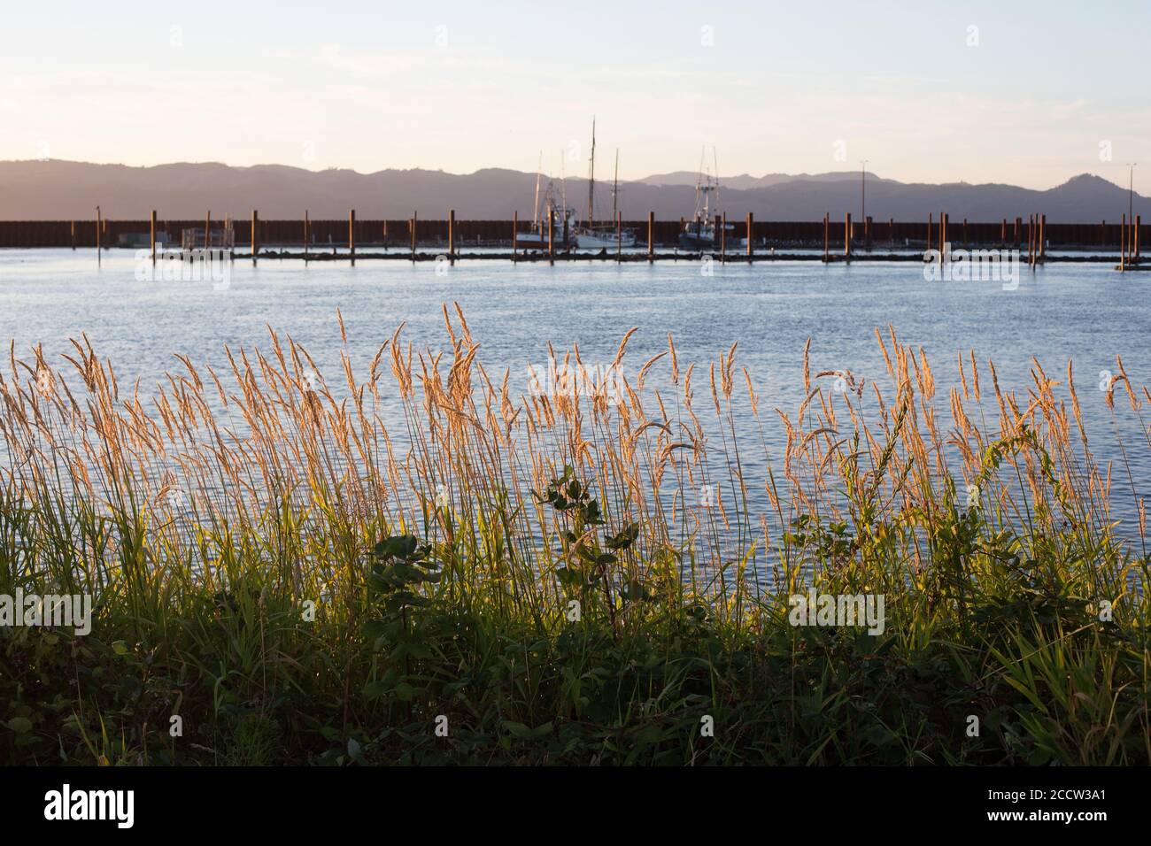 Tramonto sul fiume Columbia ad Astoria, Oregon, USA. Foto Stock