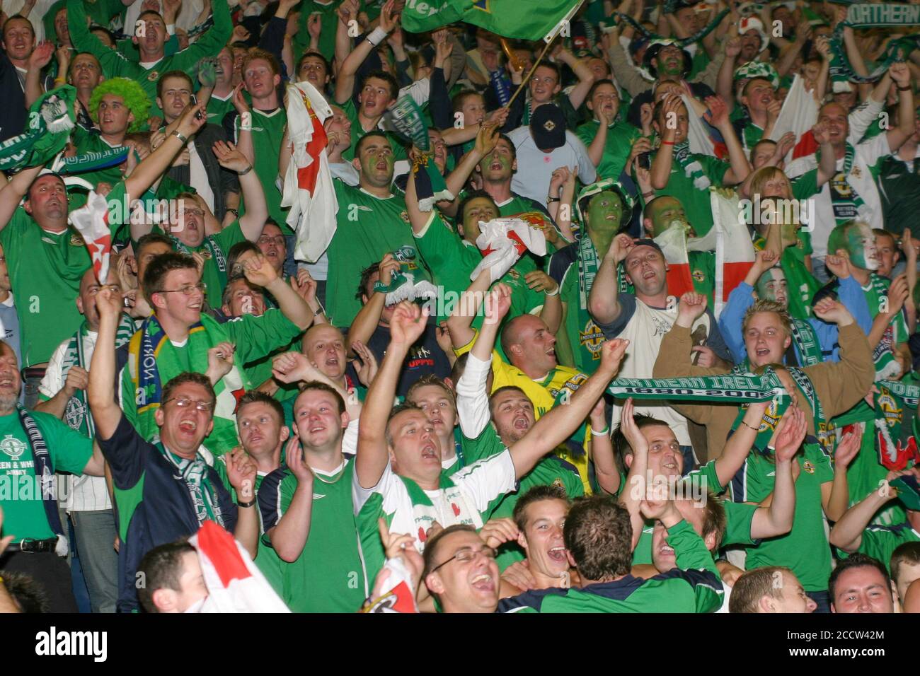 07 settembre 2005. Windsor Park, Belfast, Irlanda del Nord. Calcio internazionale – Coppa del mondo FIFA 2006 Gruppo 6 Qualifier, Irlanda del Nord 1 Inghilterra 0. I fan dell'Irlanda del Nord festeggiano una famosa vittoria alla fine della partita contro l'Inghilterra. Foto Stock