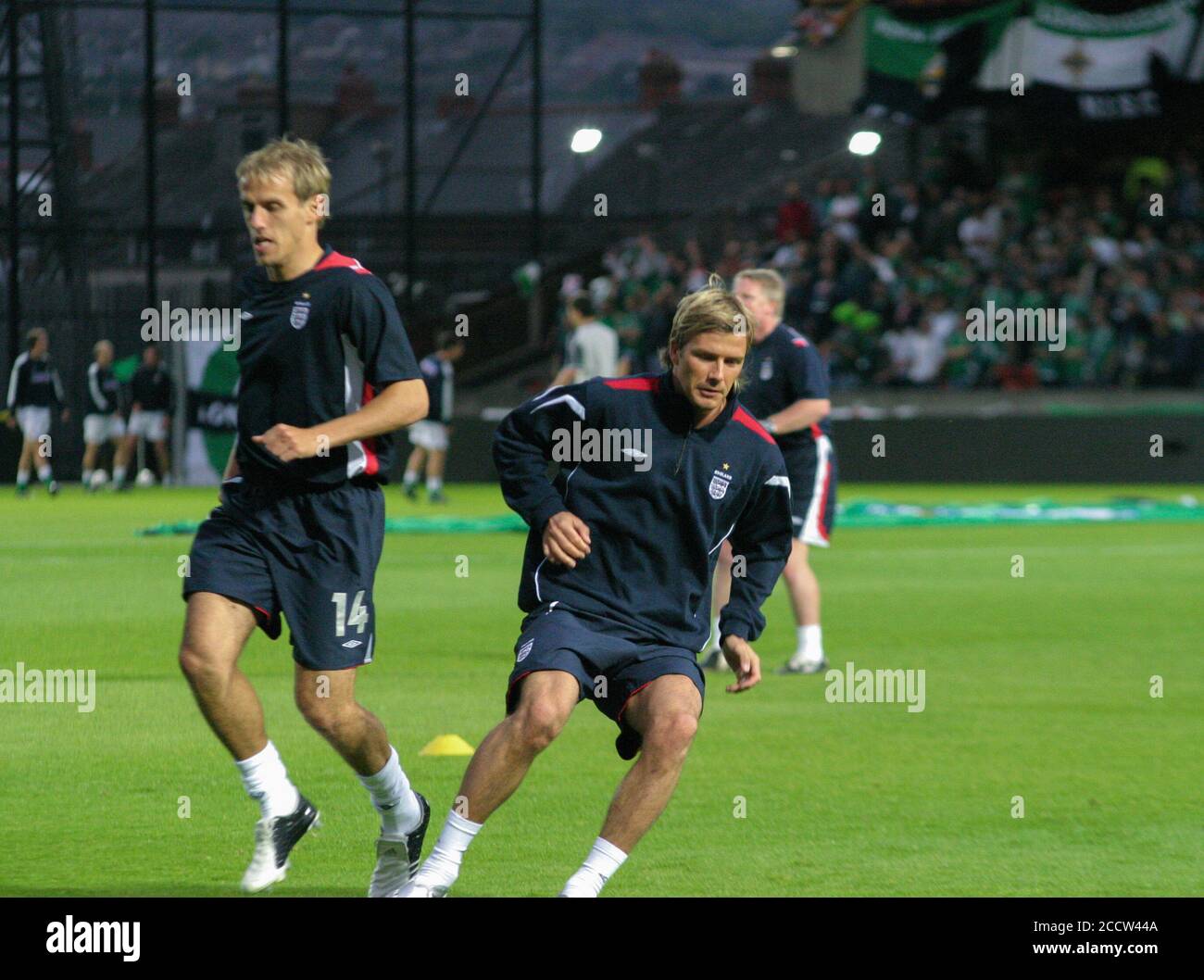 07 settembre 2005. Windsor Park, Belfast, Irlanda del Nord. Calcio internazionale – Coppa del mondo FIFA 2006 Gruppo 6 Qualifier, Irlanda del Nord 1 Inghilterra 0. David Beckham e Phil Neville si riscaldano prima del lancio per l'Inghilterra. Foto Stock