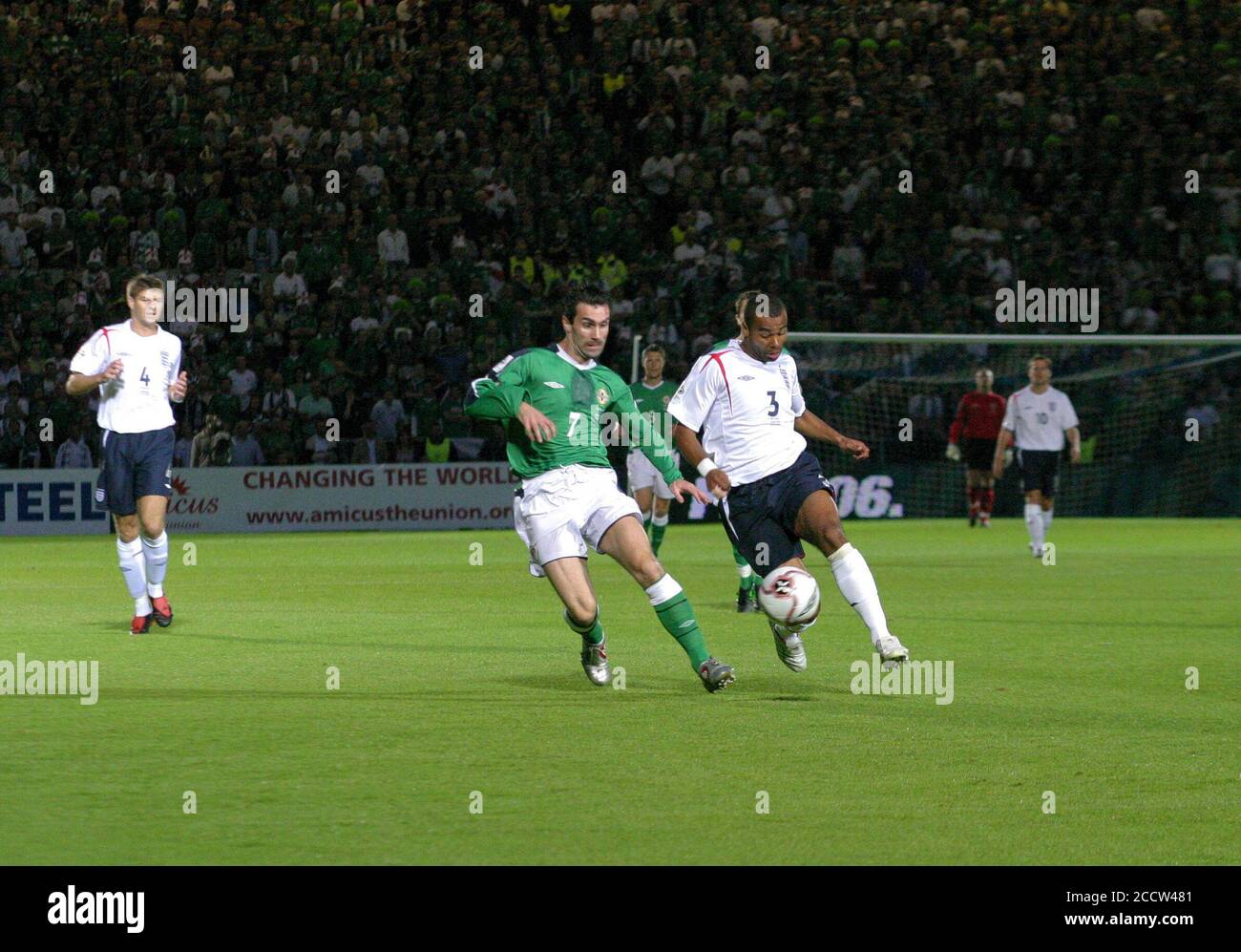 07 settembre 2005. Windsor Park, Belfast, Irlanda del Nord. Calcio internazionale – Coppa del mondo FIFA 2006 Gruppo 6 Qualifier, Irlanda del Nord 1 Inghilterra 0. Keith Gillespie (7) Irlanda del Nord e Ashley Cole (3) a Windsor Park Belfast 2005. Foto Stock