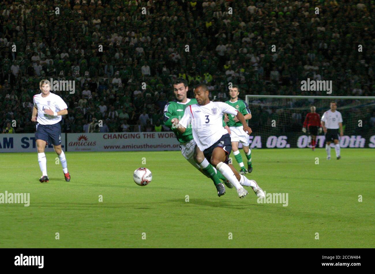 07 settembre 2005. Windsor Park, Belfast, Irlanda del Nord. Calcio internazionale – Coppa del mondo FIFA 2006 Gruppo 6 Qualifier, Irlanda del Nord 1 Inghilterra 0. Keith Gillespie (7) Irlanda del Nord e Ashley Cole (3) a Windsor Park Belfast 2005. Foto Stock