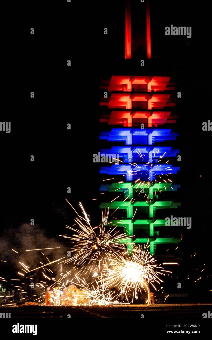 Tokyo, Giappone. 24 Agosto 2020. La torre commemorativa delle Olimpiadi del Parco di Komazawa è illuminata nel colore delle Paralimpiadi, in quanto segna un anno per andare fino a Tokyo 2020 Paralimpiadi.Tokyo 2020 Paralimpiadi e Olimpiadi sono stati rinviati al 2021 a causa della situazione COVID-19. Credit: SOPA Images Limited/Alamy Live News Foto Stock