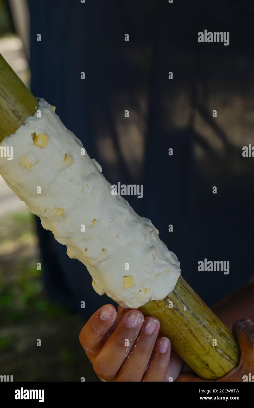 Consiste di un impasto di farina di manioca e formaggio intorno ad un palo di bambù e arrostito sulle calette. Foto Stock