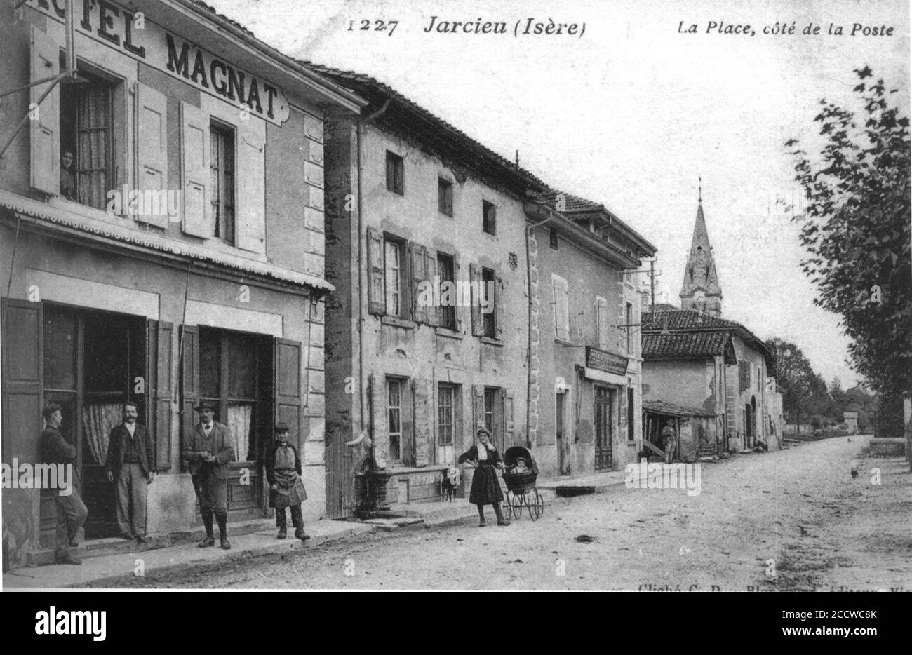 Jarcieu, la Place côté de la poste, it 1908, p 109 de l'Isère les 533 communes - cliché C D Blanchard, éditeur à Vienne. Foto Stock