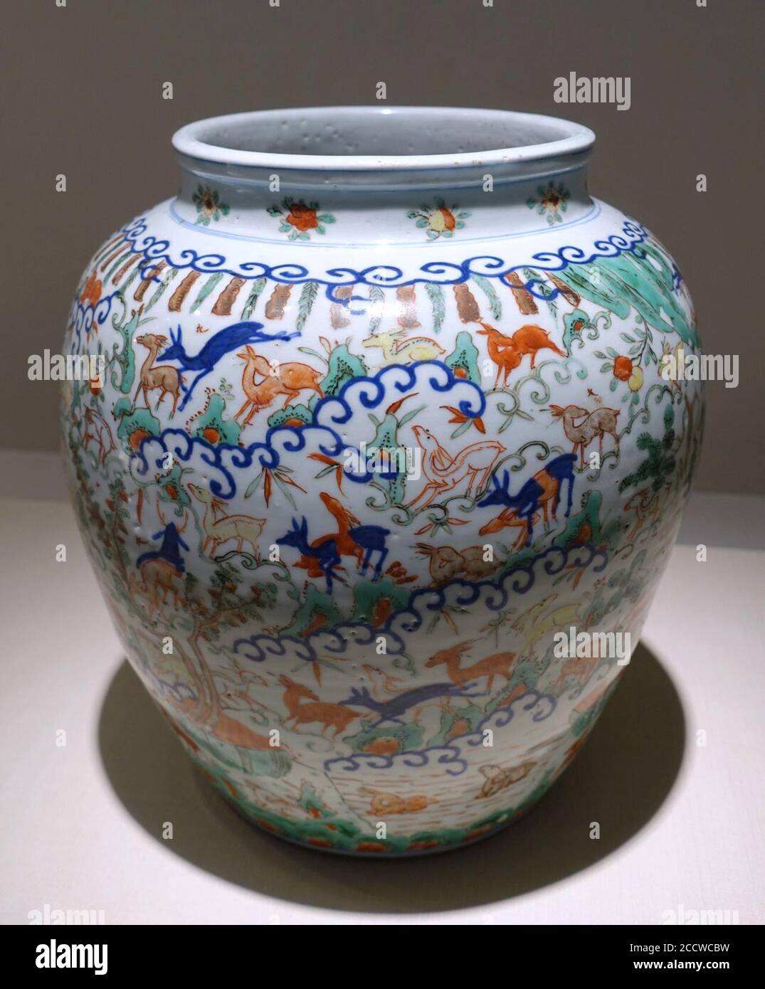 Vasetto con disegno 'cento cervi', Cina, forno di Jingdezhen, dinastia Ming, marchio Wanli, 1573-1620, smalti overglaze Foto Stock