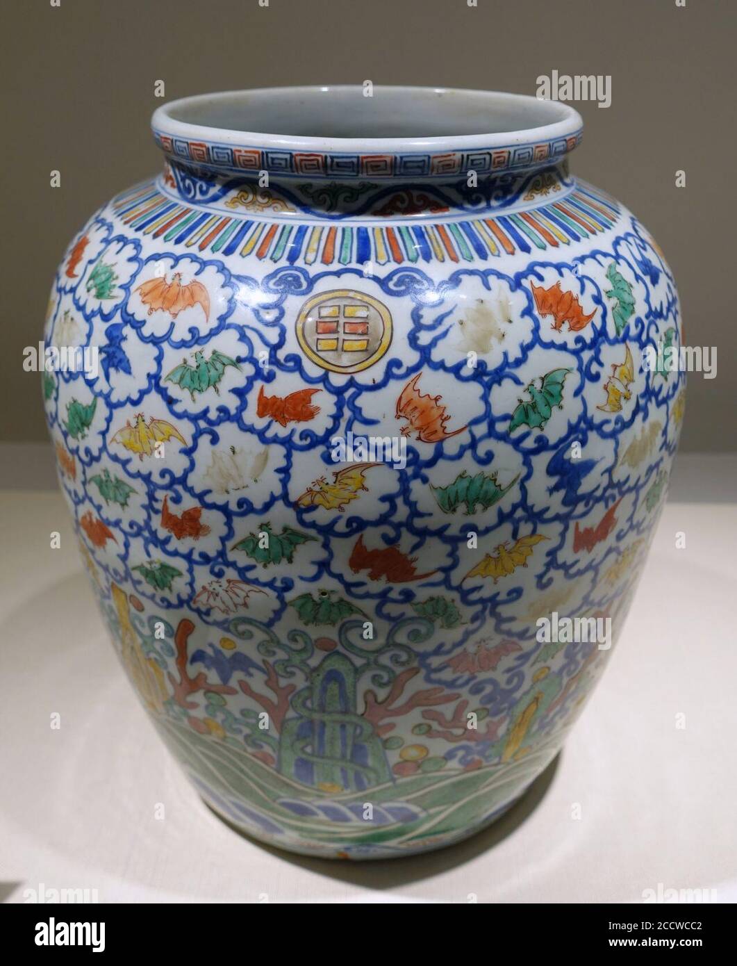 Vasetto dal design 'cento pipistrelli', Cina, forno di Jingdezhen, dinastia Ming, periodo Wanli, 1573-1620, smalti di glassa Foto Stock