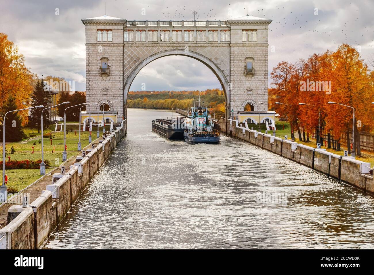 Vista del canale di navigazione sul fiume. La nave entra nel gateway. Foto Stock