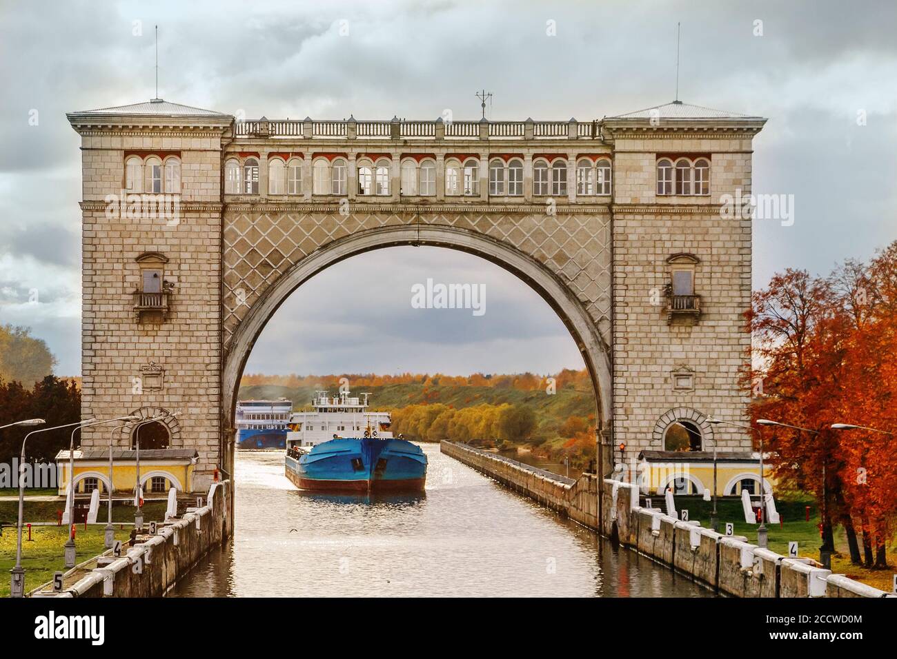 Vista del canale di navigazione sul fiume. La nave entra nel gateway. Foto Stock