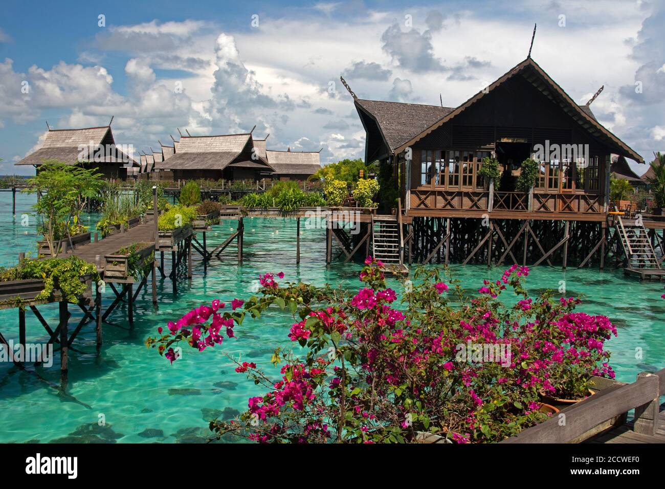 Bellissimo giardino e bungalow del Kapalai Dive Resort, Sipadan, Malesia Foto Stock