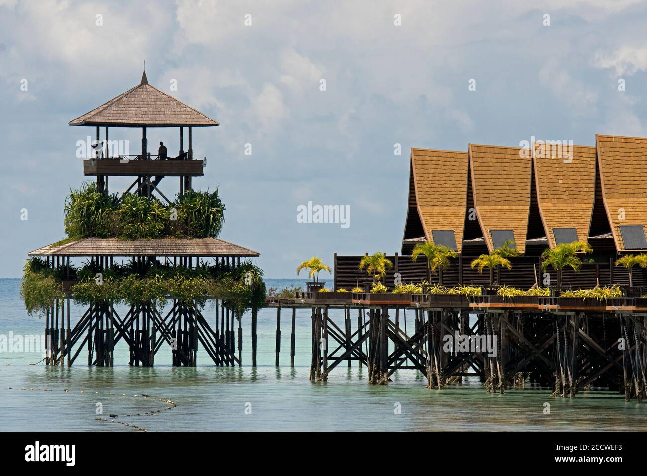 Guarda la torre e i bungalow del Kapalai Dive Resort, Sipadan, Malesia Foto Stock