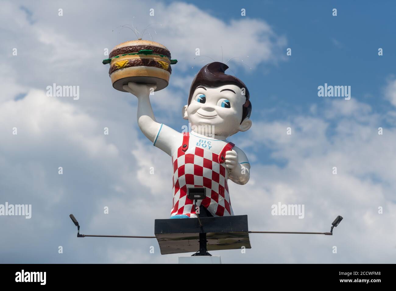 Manistique, MI - 9 luglio 2020: Una mascotte Big Boy che tiene il suo famoso hamburger che ha reso famosa la franchising. Foto Stock